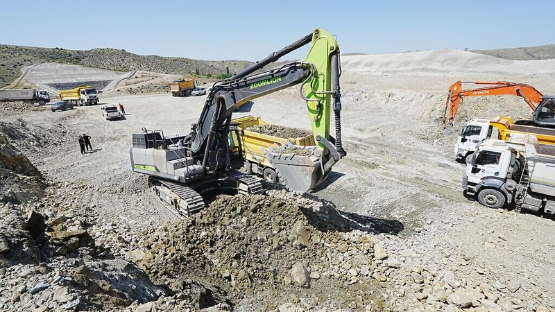 摊铺机在高速公路建设中的应用解析